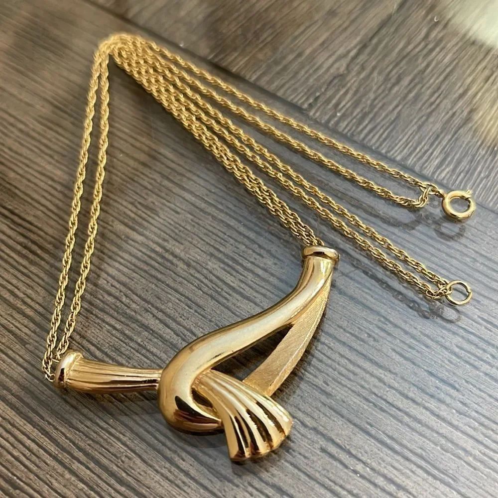 Vintage Elegant Swoop Pendant & Double Rope Chain Necklace, Gold-tone